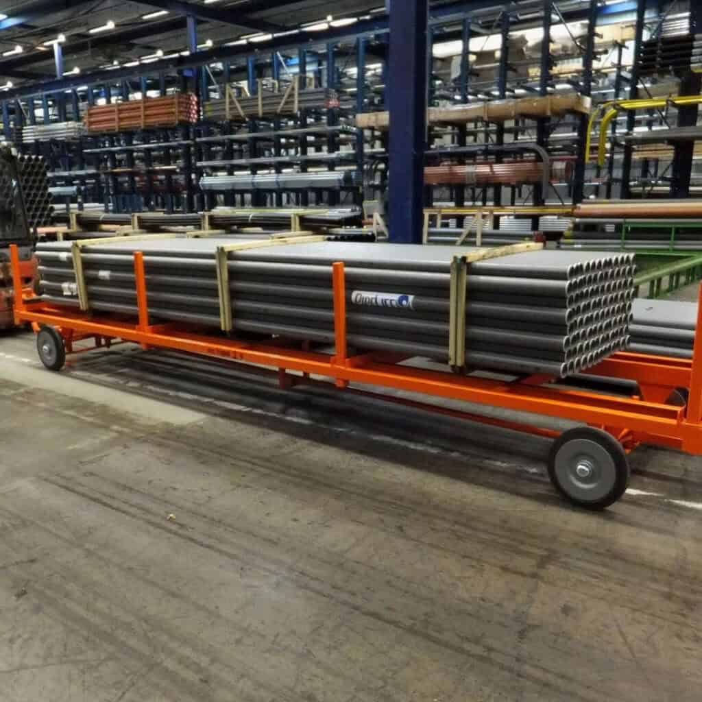 Heftruck aanhanger beladen met lange buizen en profielen – ideaal voor transport van lange materialen