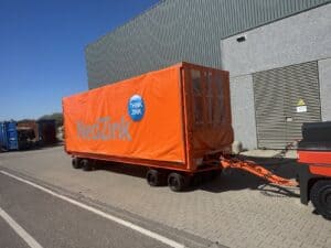 HULCK-aanhanger met NedZink-huif, getrokken door de elektrische trekker