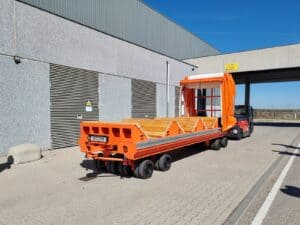 HULCK-zwaarlastwagen met NETCAP-huif open, V-vormen voor rollen zink zichtbaar