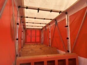 Laadvloer met V-vormen op maat voor de rollen zink, huif geopend