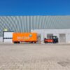 HULCK 35-tons zwaarlastwagen met NETCAP-huif, getrokken door een elektrische trekker van Van Deurzen Heftrucks, op het terrein van NedZink