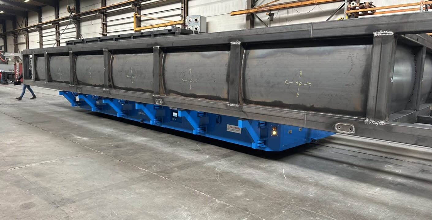 Tank van CTC Tankbouw op een elektrische platformwagen van 30 ton van HULCK