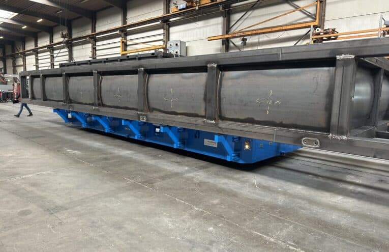 Tank van CTC Tankbouw op een elektrische platformwagen van 30 ton van HULCK