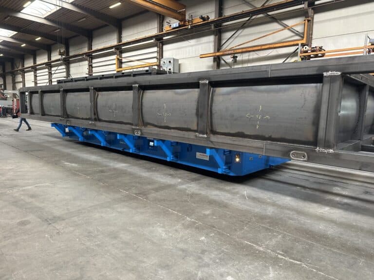 Tank van CTC Tankbouw op een elektrische platformwagen van 30 ton van HULCK